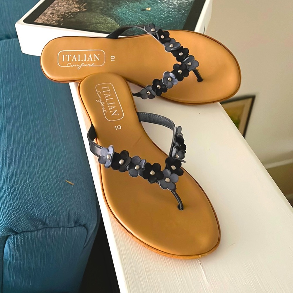 Women’s Size 10 flower sandals by Italian Comfort